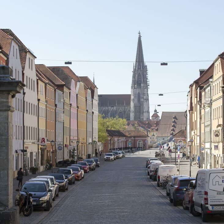 Blick auf Stadtamhof in Regensburg, Standort unserer Gründungsberatung mit AVGS